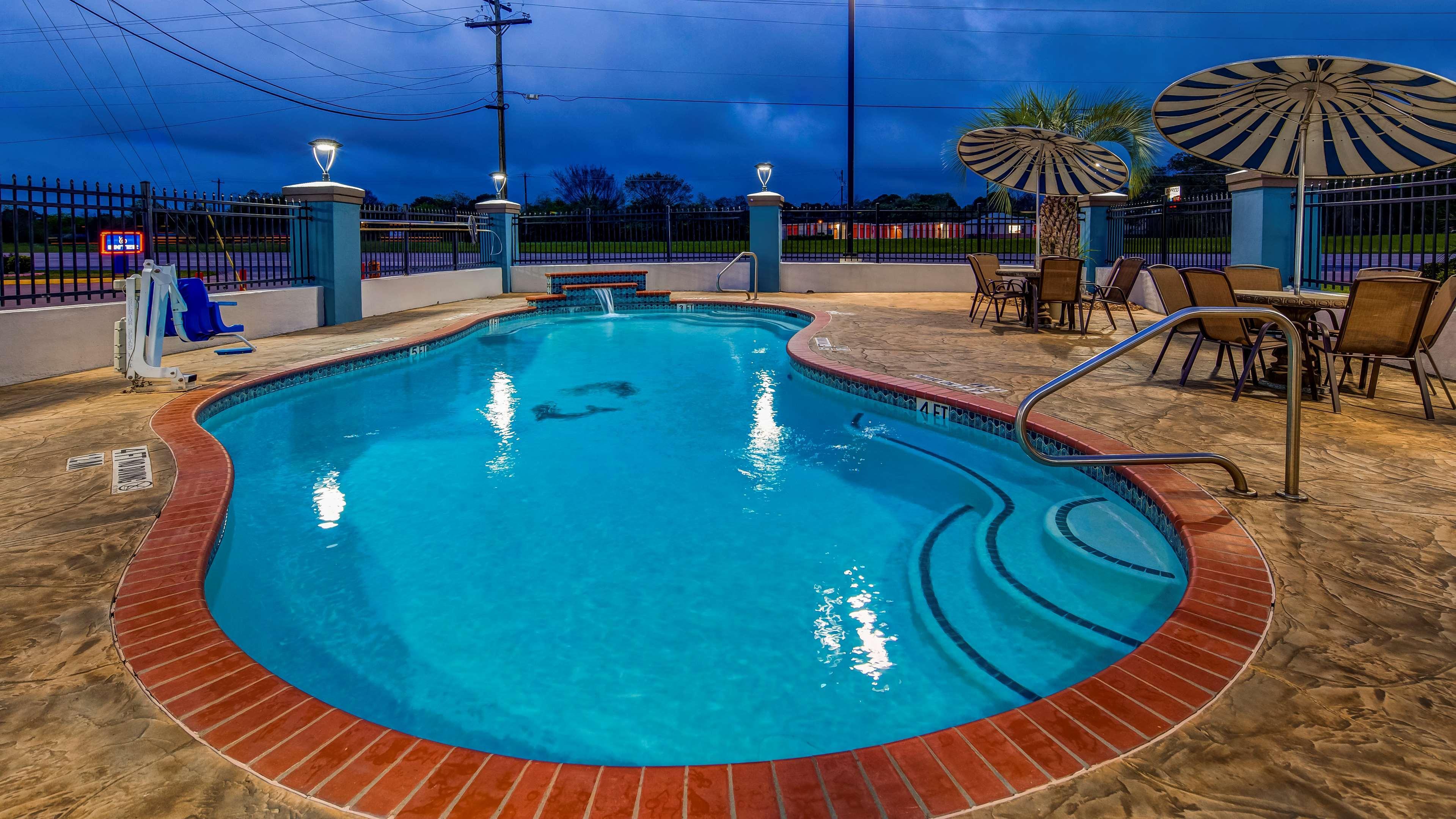 Best Western Plus Kingston Hotel And Conference Center Exterior photo